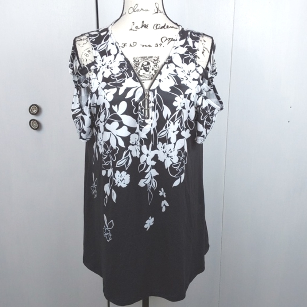 Boutique Black/White  Cut Out Zip neck Edgy Super Soft Floral top whimsigoth.XL